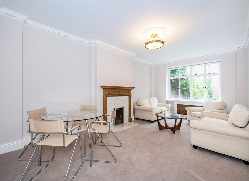 Flat Upper Grosvenor Street in City of Westminster