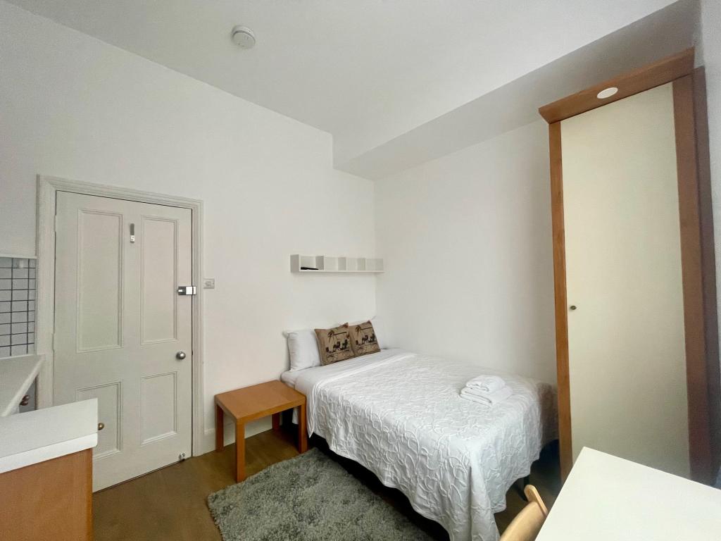 Flat Fulham Palace Road in Greater London