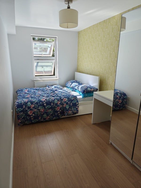 Room McDowall Road in Greater London