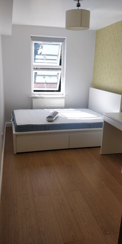 Room McDowall Road in Greater London