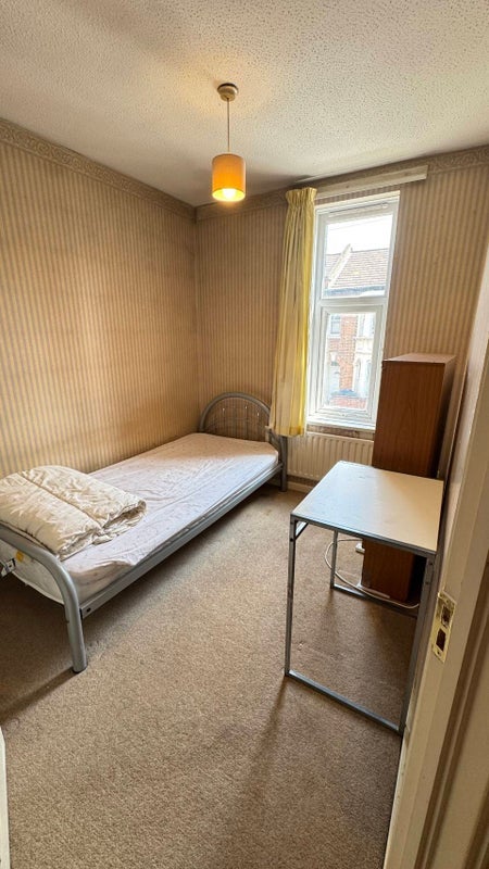 Room Floyd Road in Greater London
