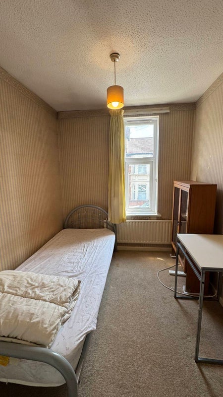Room Floyd Road in Greater London