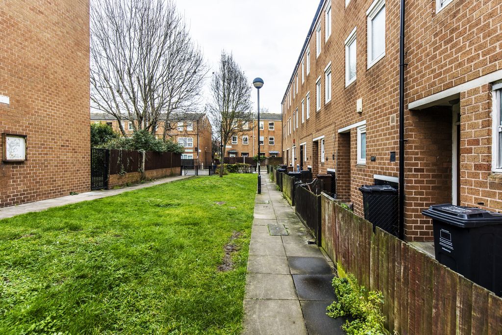 House Lyneham Walk in Greater London