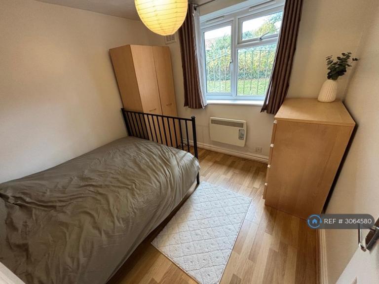 Flat Back Broomfield Crescent in Leeds