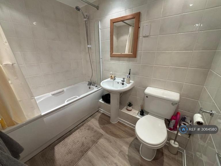 Flat Back Broomfield Crescent in Leeds
