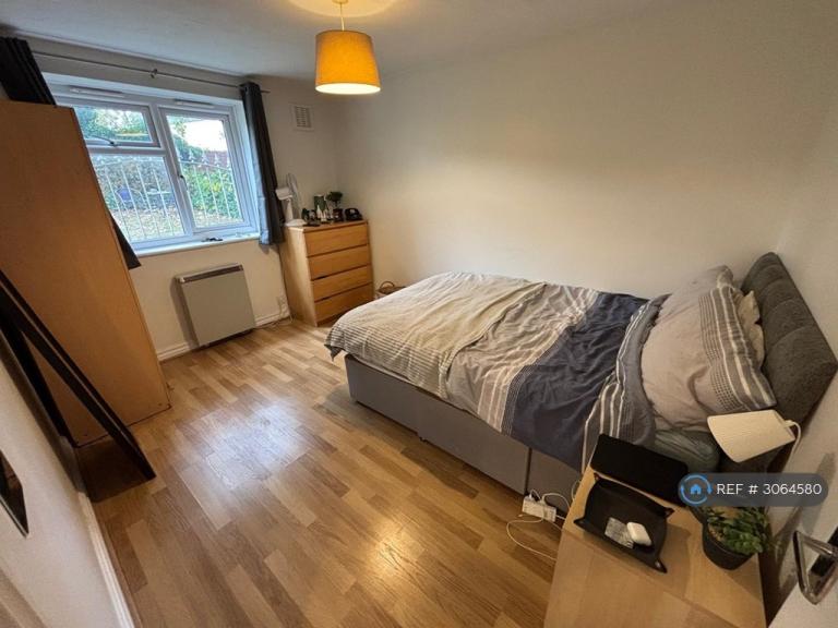 Flat Back Broomfield Crescent in Leeds