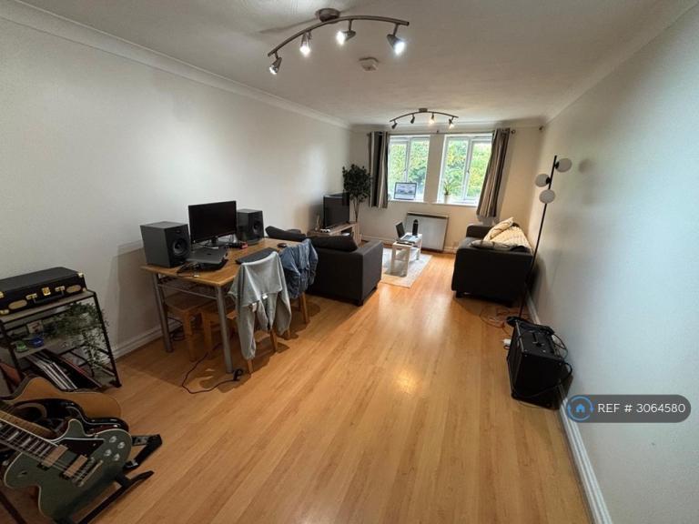 Flat Back Broomfield Crescent in Leeds