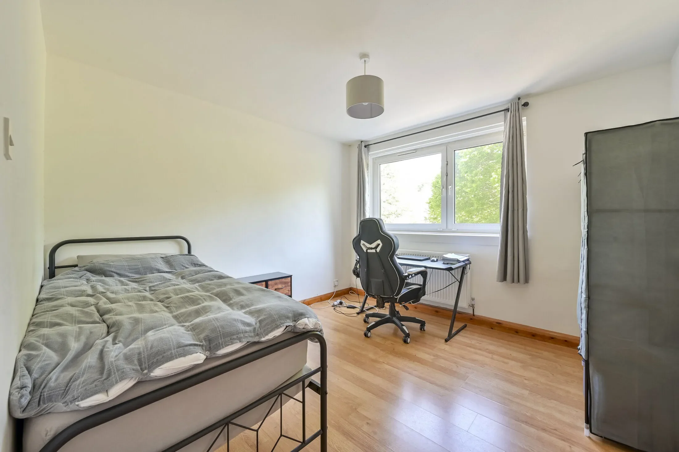 Flat Ellisfield Drive in Greater London