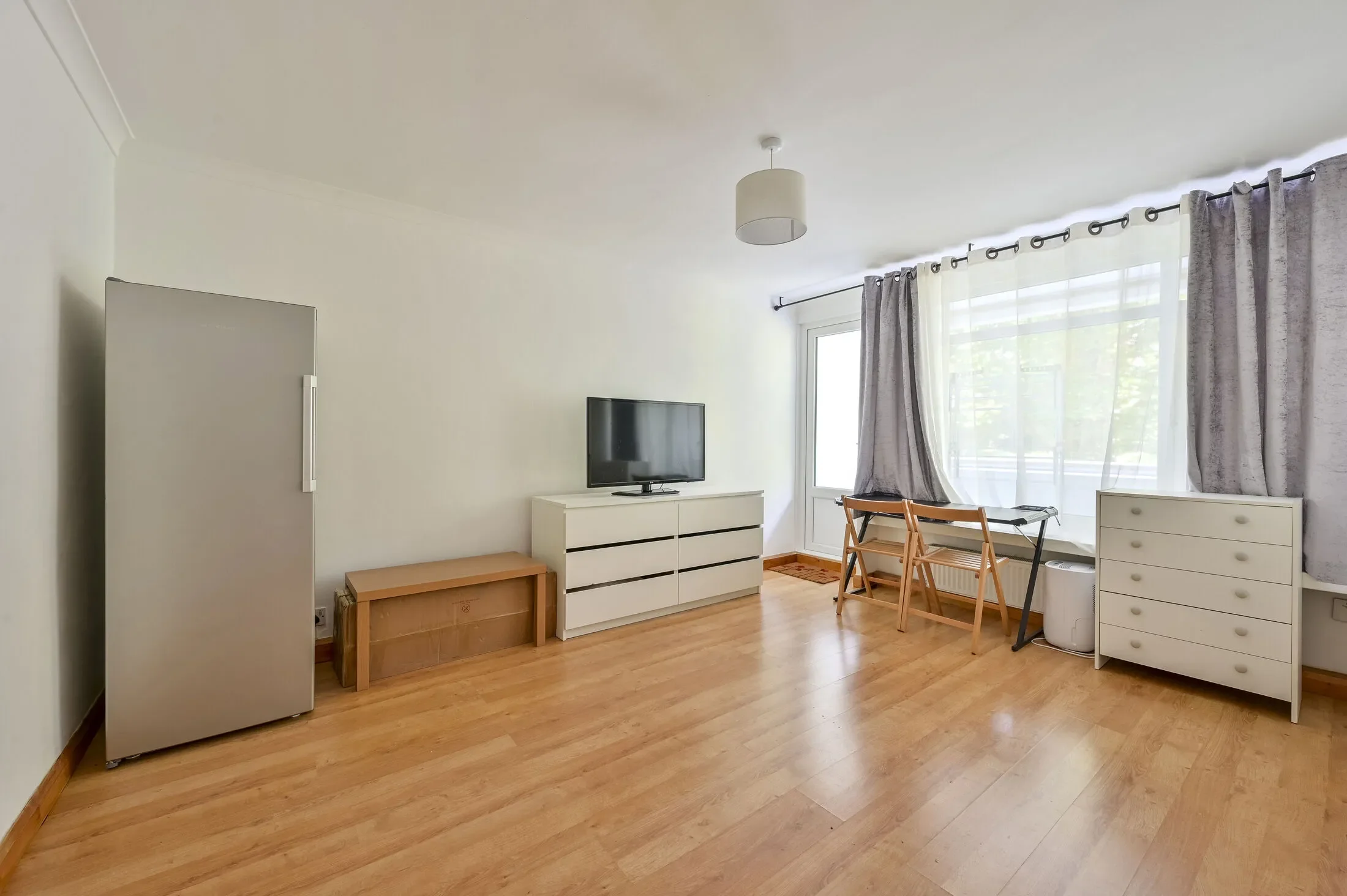 Flat Ellisfield Drive in Greater London