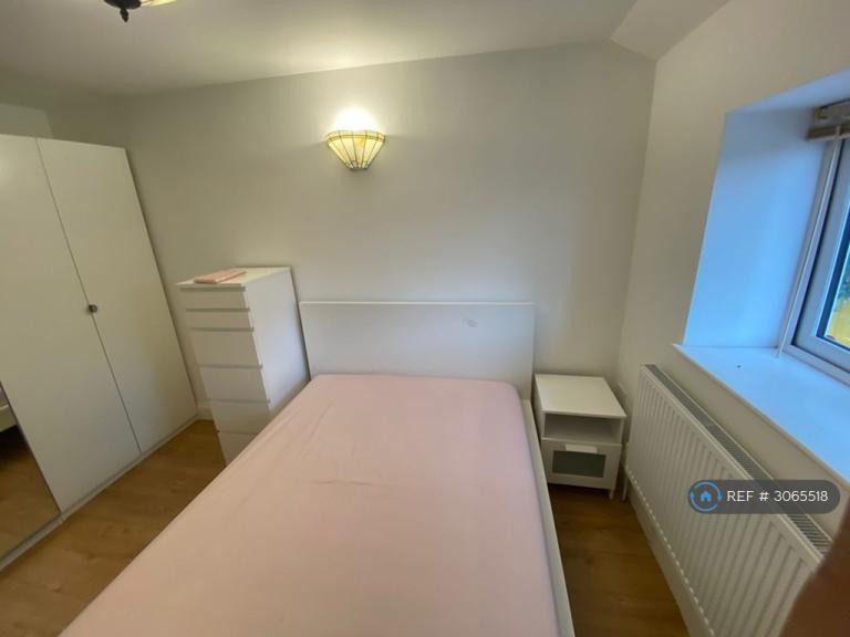 Flat Hatton Road in Greater London