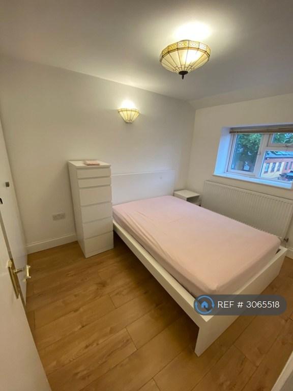 Flat Hatton Road in Greater London
