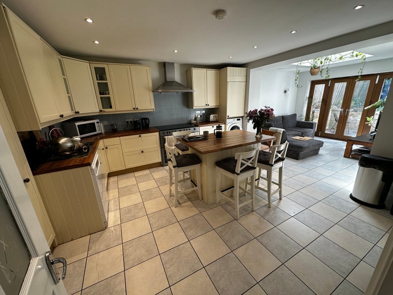 Room Sumatra Road in Greater London