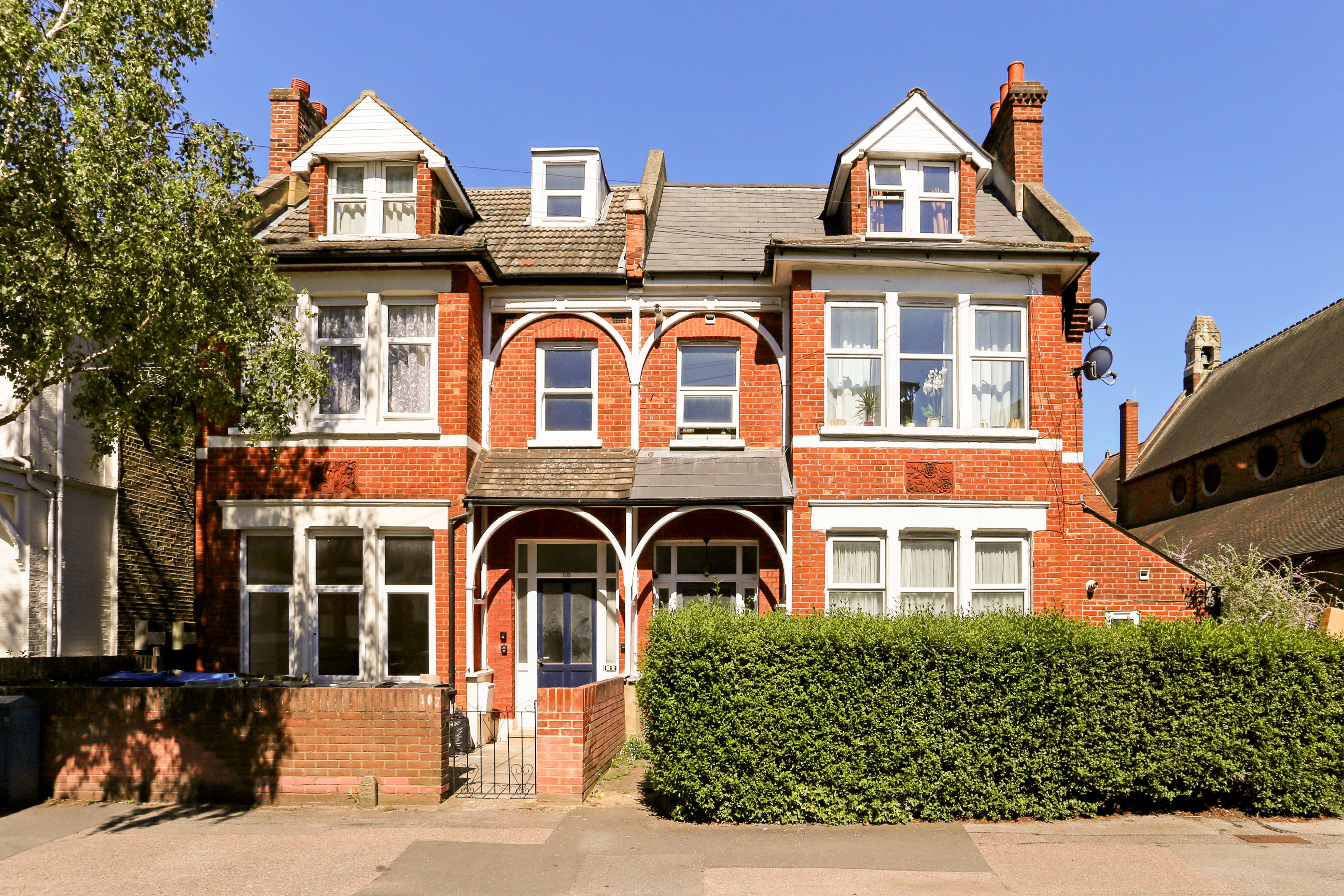 Flat King Charles' Road in Greater London