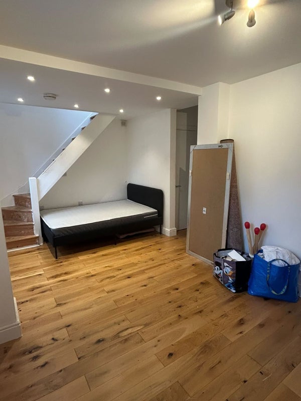 Room Surrey Square in Greater London
