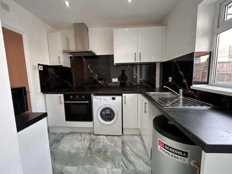 Flat Inwood Road in Greater London