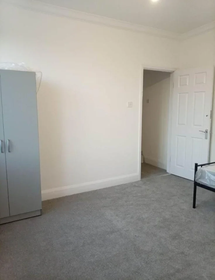 Room High Road in Greater London
