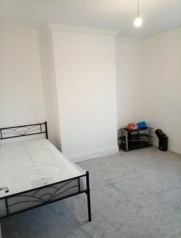 Room High Road in Greater London