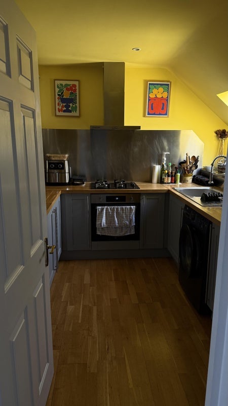 Room Blenheim Gardens in Greater London