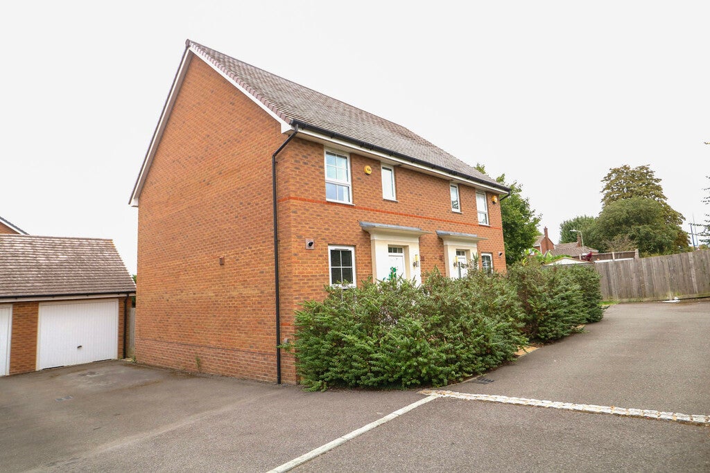 House Woodpecker Close in Maidstone