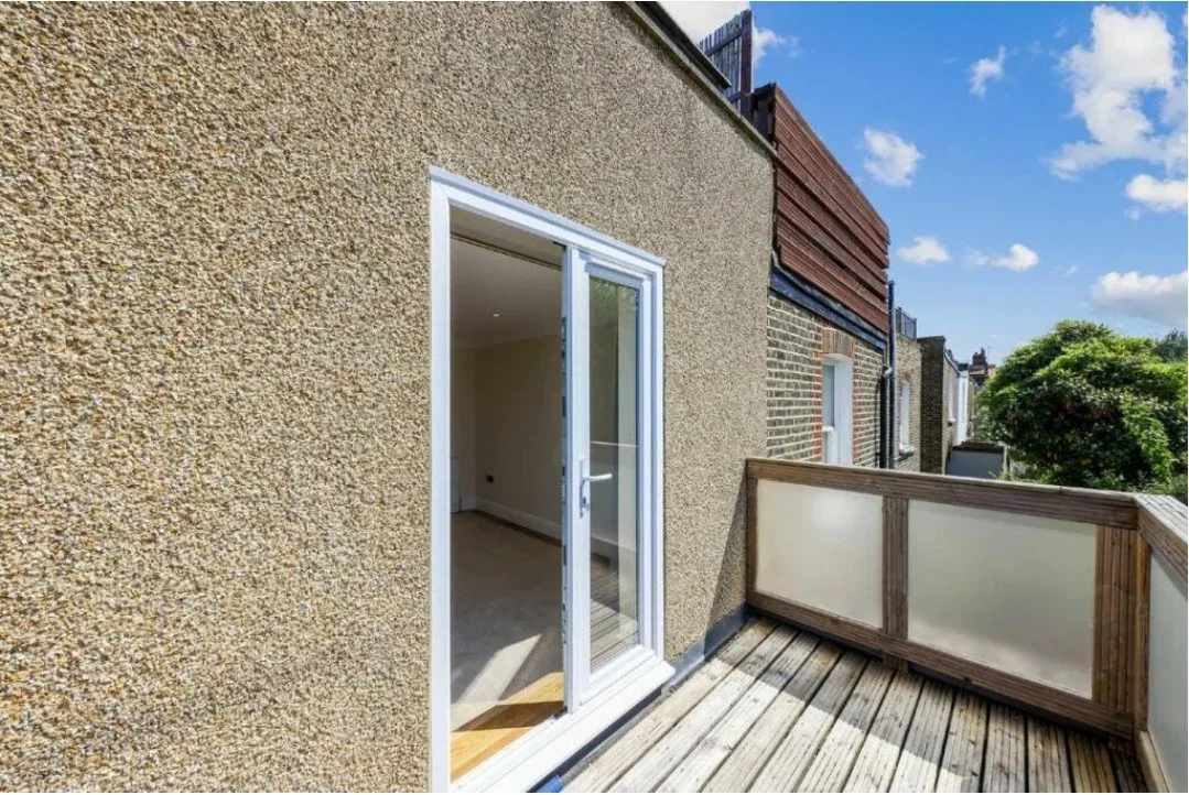 Flat Sternhold Avenue in Greater London