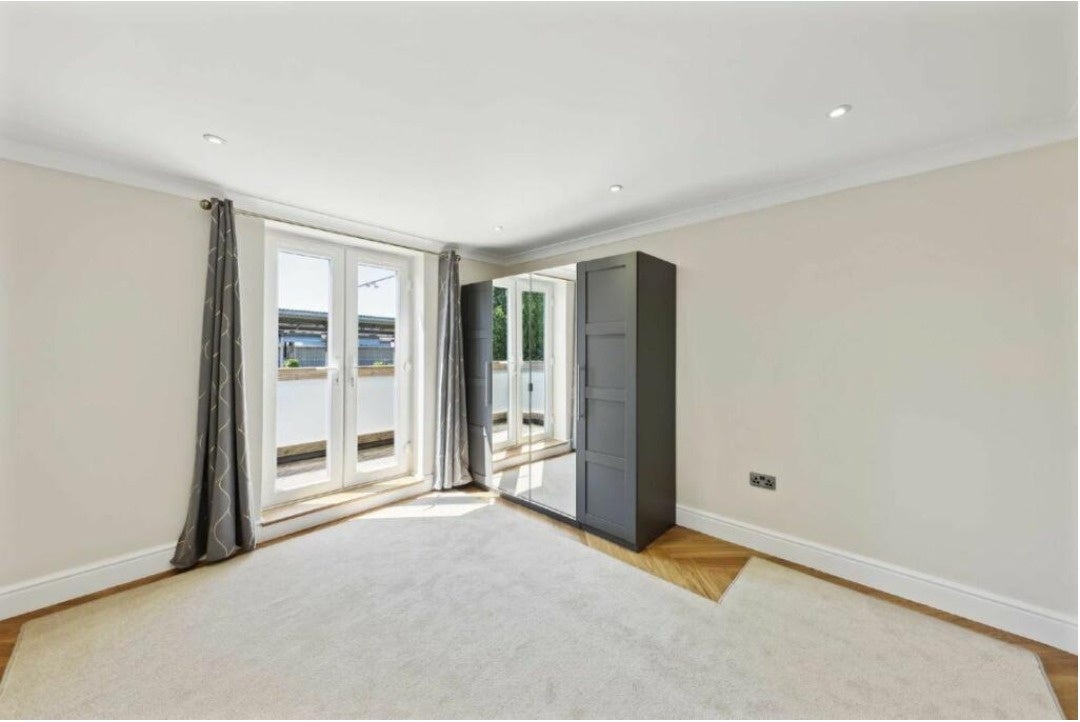 Flat Sternhold Avenue in Greater London