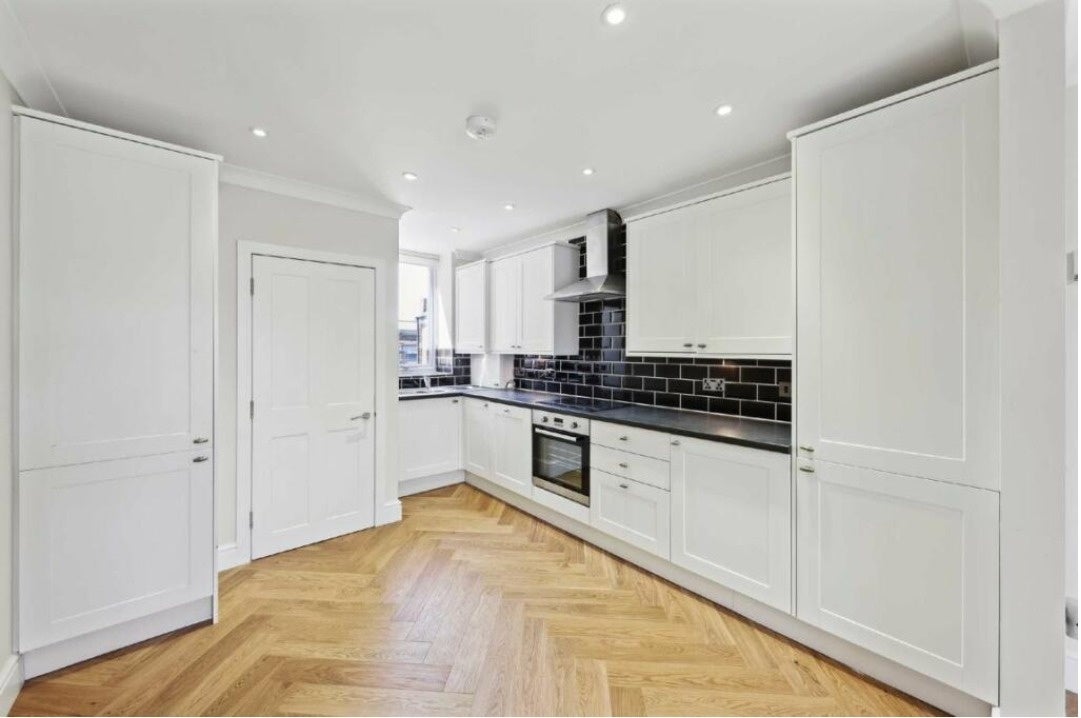 Flat Sternhold Avenue in Greater London