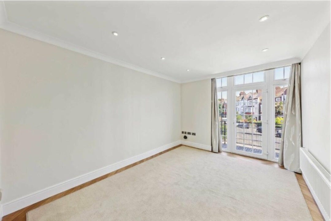 Flat Sternhold Avenue in Greater London