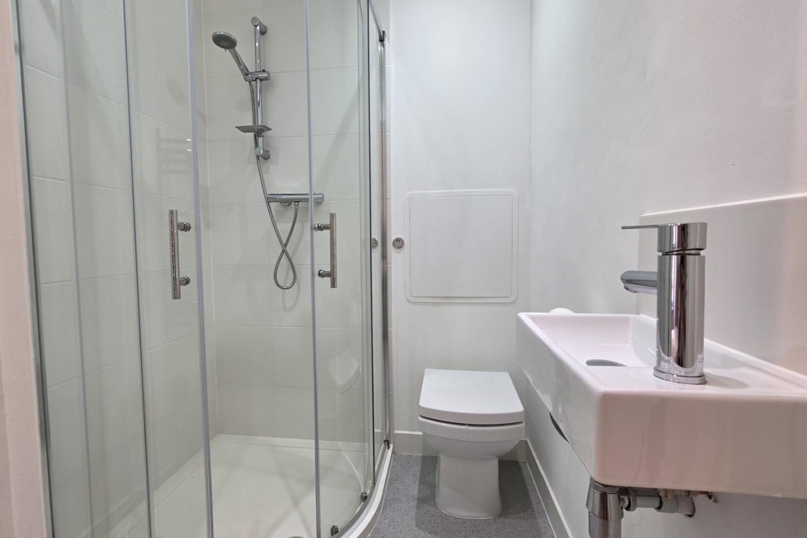 Flat New Broadway in Greater London