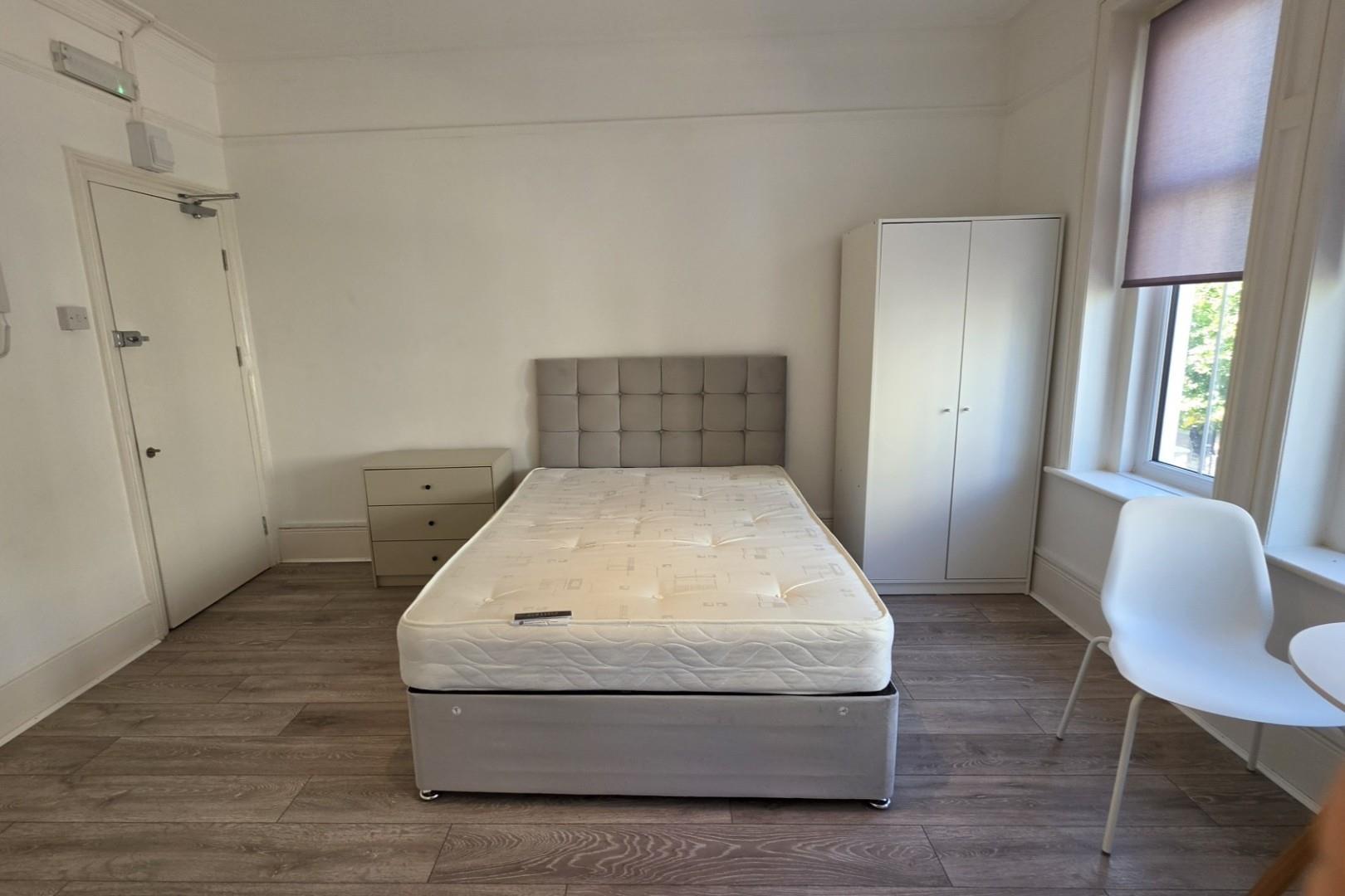 Flat New Broadway in Greater London