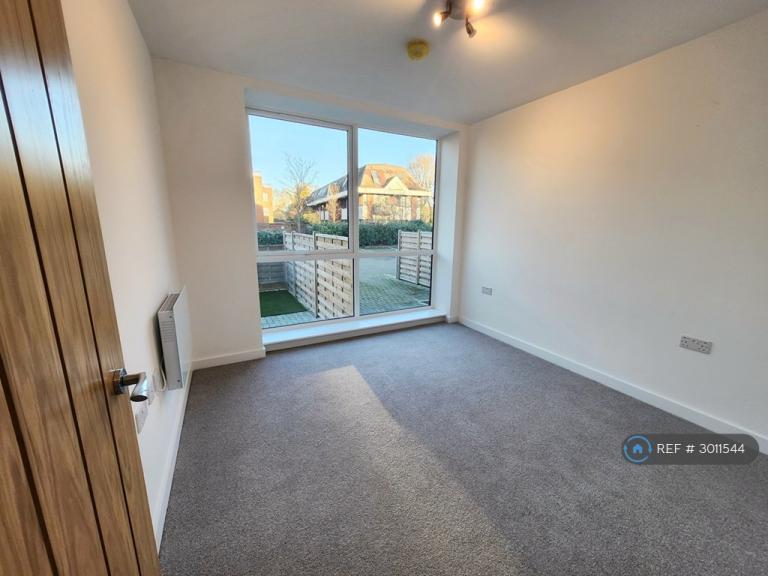 Flat Challenge Court in Mole Valley