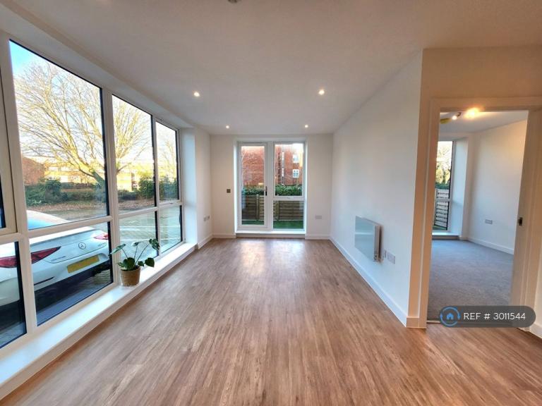 Flat Challenge Court in Mole Valley
