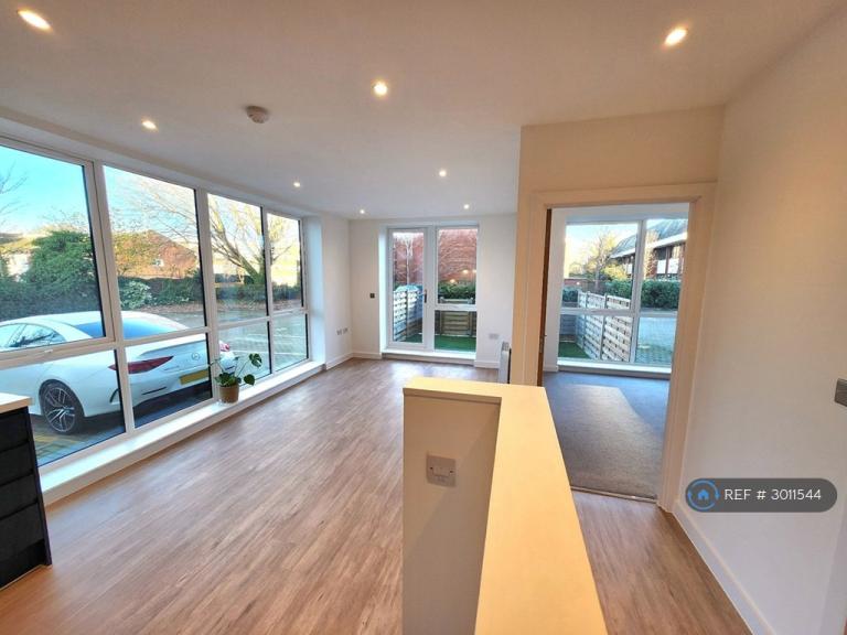 Flat Challenge Court in Mole Valley
