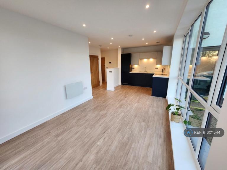 Flat Challenge Court in Mole Valley