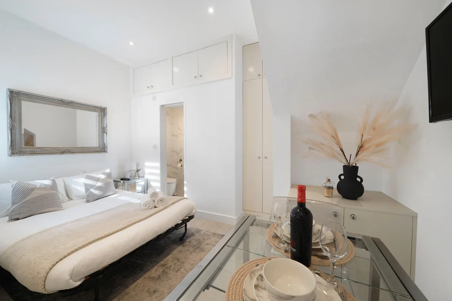 Room Lowlands Road in Greater London