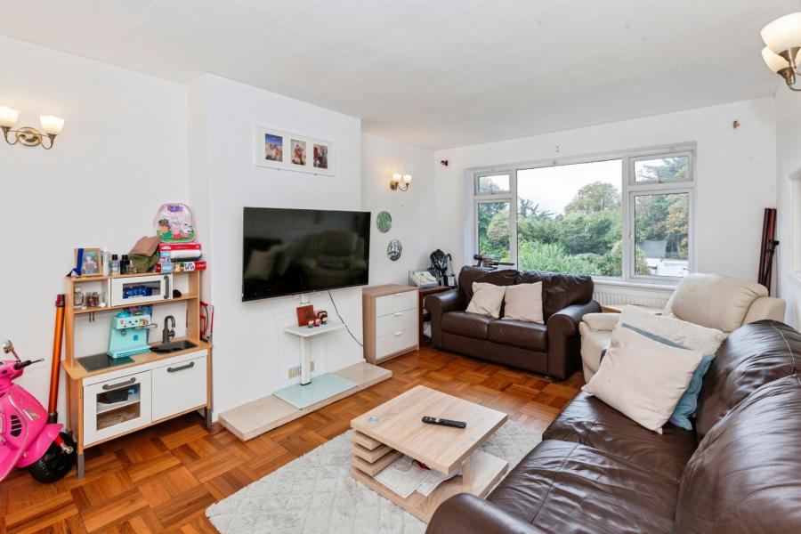 Flat Ray Park Avenue in Maidenhead
