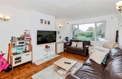 Flat Ray Park Avenue in Maidenhead