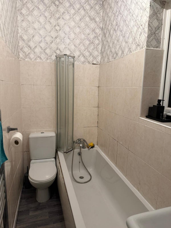 Room Woodfield Road in Manchester
