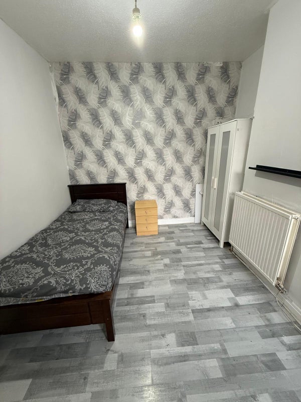Room Woodfield Road in Manchester