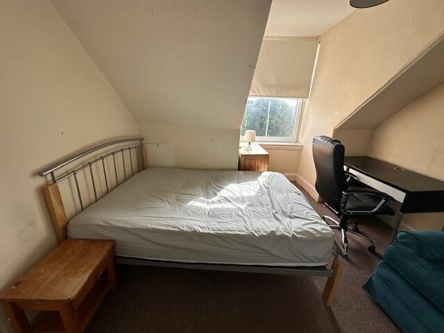 Room Cathcart Road in Glasgow