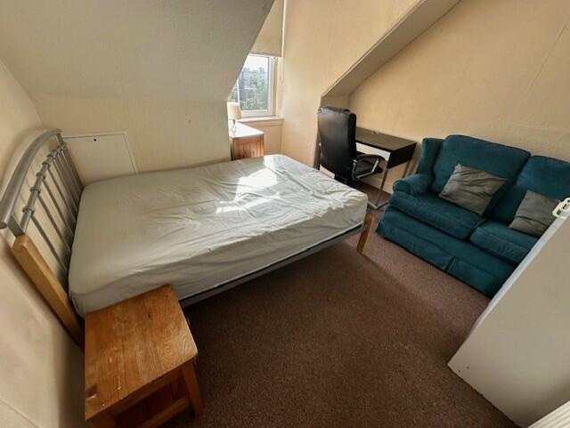 Room Cathcart Road in Glasgow