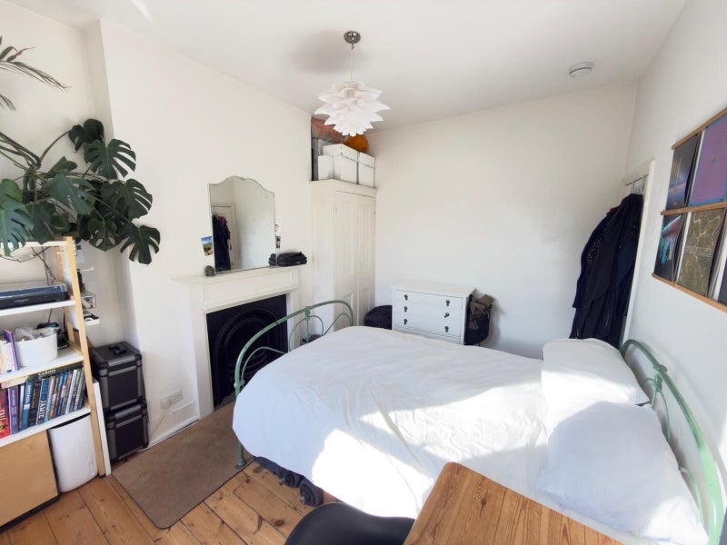 Room Rozel Road in Greater London