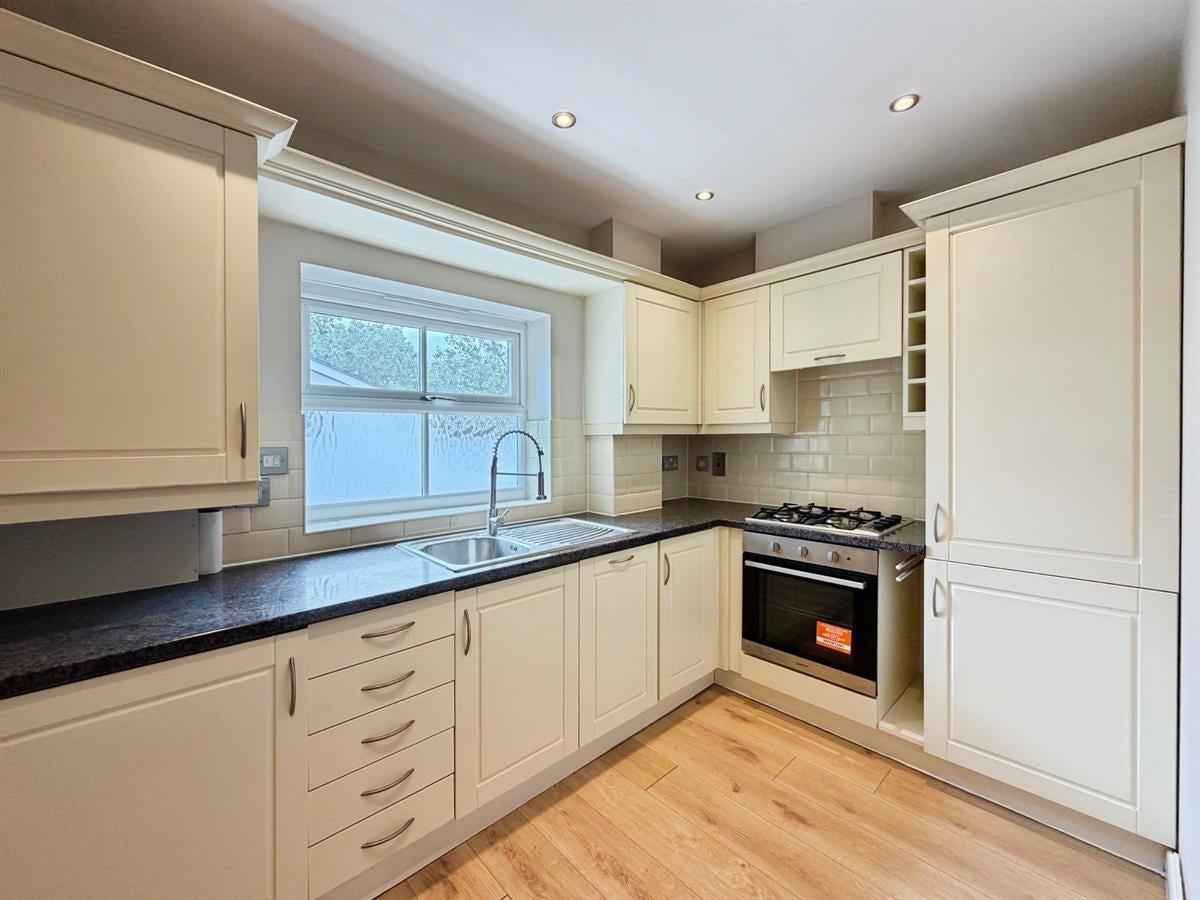 Flat Gordon Road in Surrey Heath