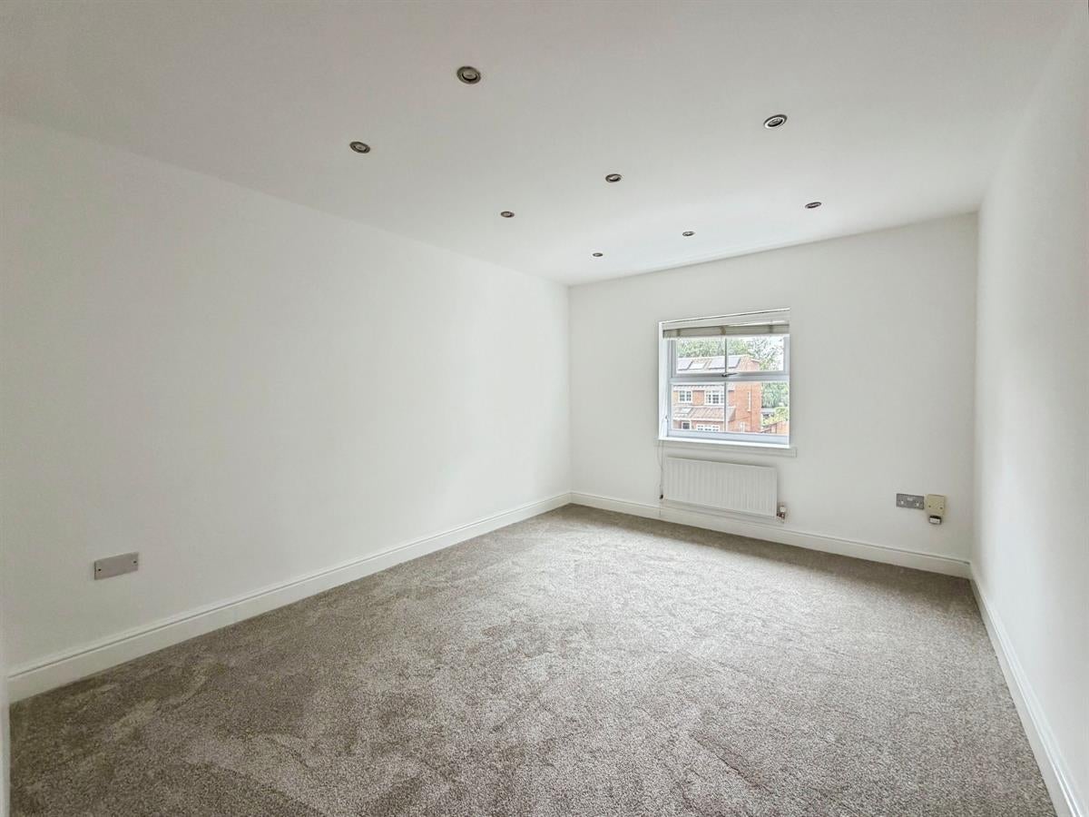Flat Gordon Road in Surrey Heath