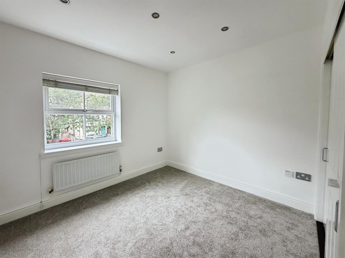 Flat Gordon Road in Surrey Heath