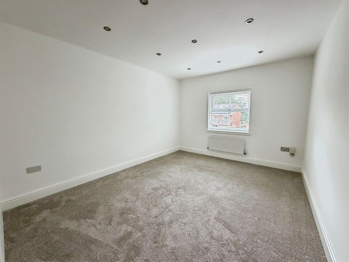 Flat Gordon Road in Surrey Heath