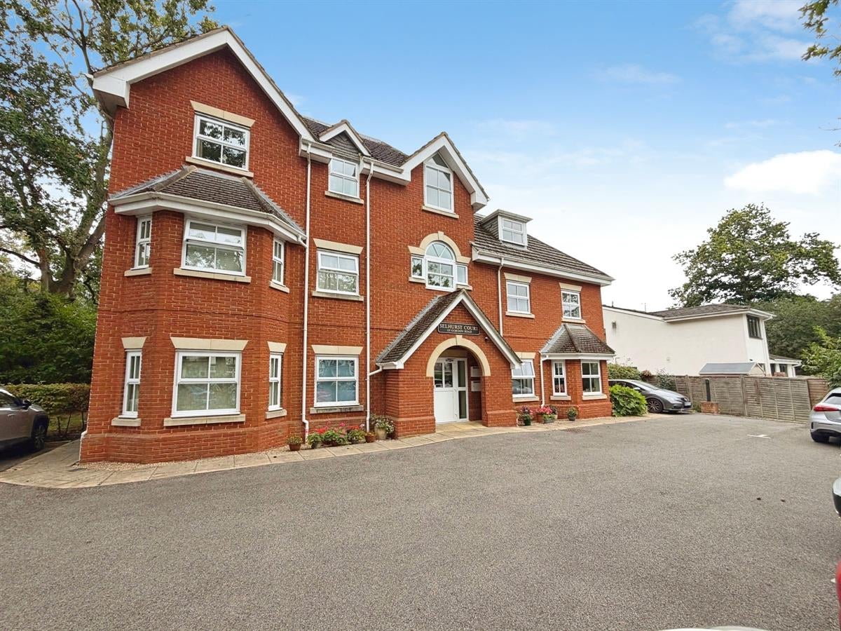 Flat Gordon Road in Surrey Heath