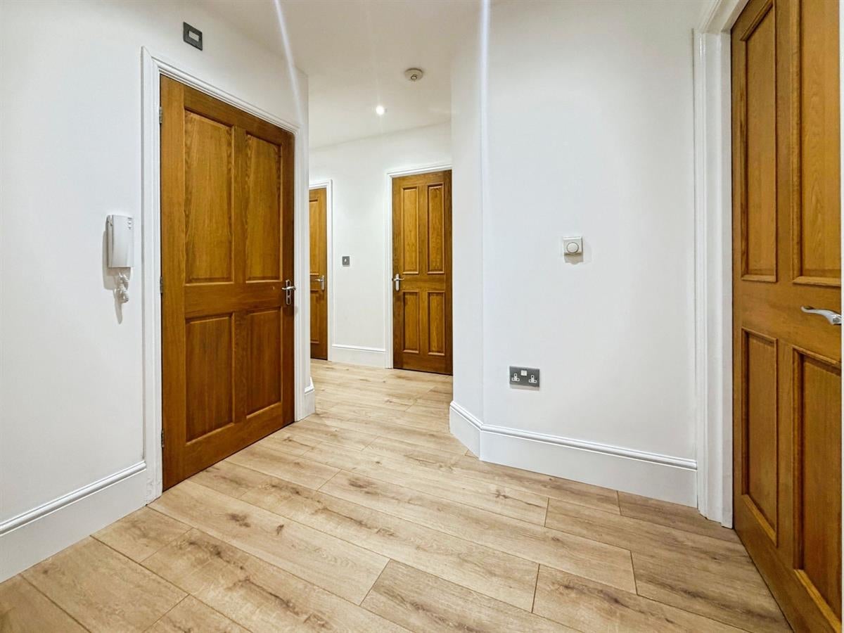 Flat Gordon Road in Surrey Heath