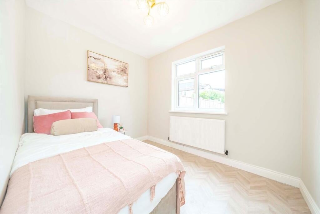 Flat Murray Road in Greater London