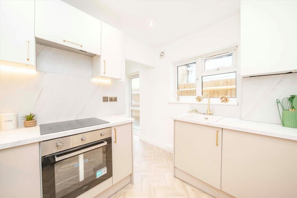 Flat Murray Road in Greater London