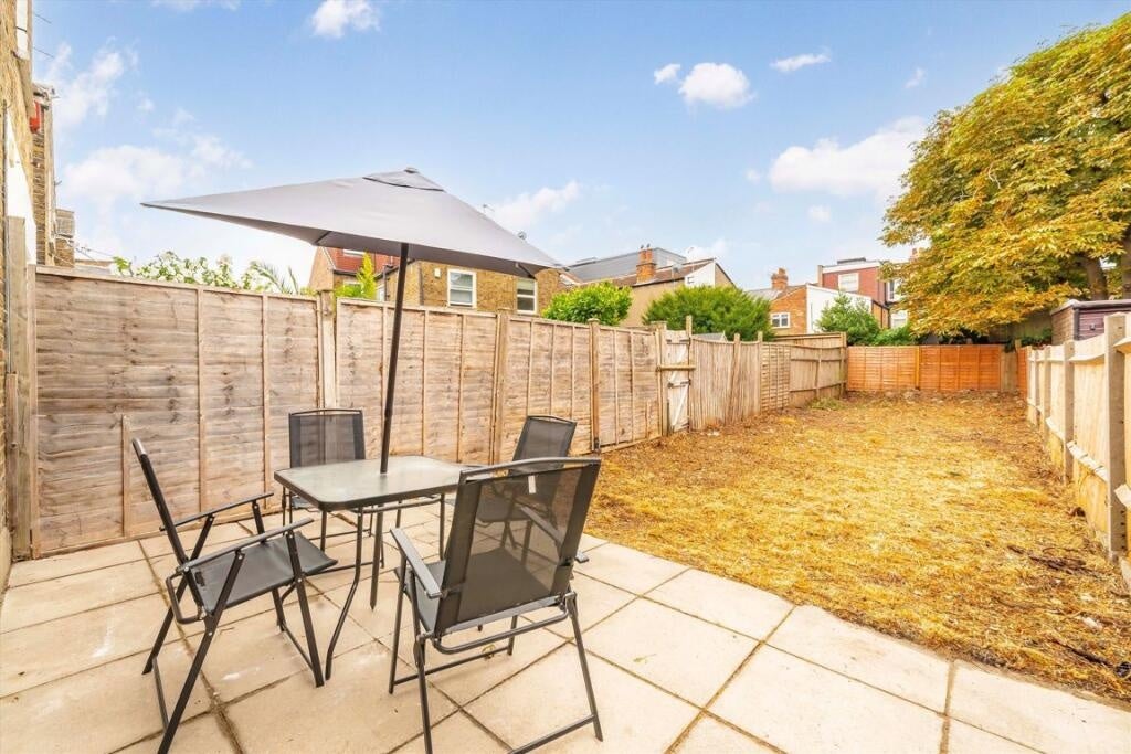 Flat Murray Road in Greater London